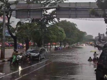 Awas! Banjir di Depan Gandaria City, Jalur Dua Arah Macet Total