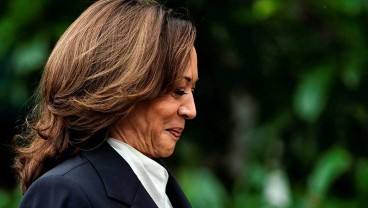 Kamala Harris Tertangkap Basah Pura-pura Telepon Pendukung Usai Pilpres AS