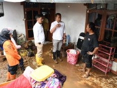 Bey Temui Warga Terdampak Banjir di Kabupaten Bandung