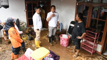 Bey Temui Warga Terdampak Banjir di Kabupaten Bandung