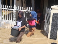 Bey Machmudin Cek Dampaki Banjir di Tiga Kelurahan Sukabumi