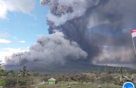 Foto-foto Letusan Gunung Lewotobi Hari Ini, Kamis 7 November 2024