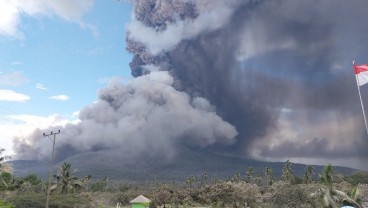 Foto-foto Letusan Gunung Lewotobi Hari Ini, Kamis 7 November 2024