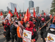 Seuntai Harapan Buruh: UMP 2025 Naik, Harga Sembako Turun