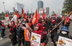 Seuntai Harapan Buruh: UMP 2025 Naik, Harga Sembako Turun