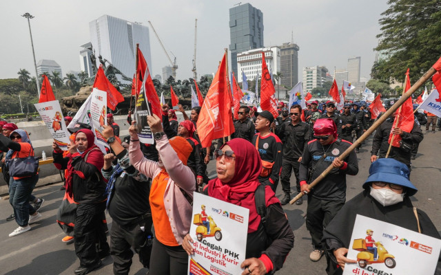 Seuntai Harapan Buruh: UMP 2025 Naik, Harga Sembako Turun