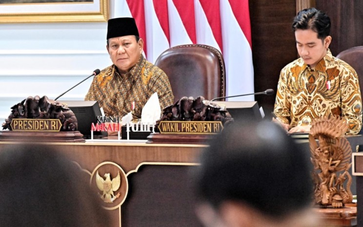 Presiden Prabowo Subianto dan Wapres Gibran Rakabuming saat memimpin Sidang Kabinet Paripurna (SKP) perdana di Ruang Sidang Kabinet, Jakarta (23/10/2024). - Humas Setkab - Rahmat.