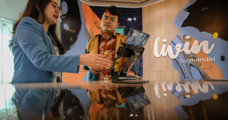 Karyawan melayani nasabah di salah satu kantor cabang Bank Mandiri di Jakarta. Bisnis/Eusebio Chrysnamurti