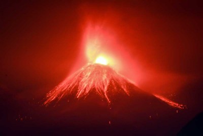 Gunung Lewotobi Laki-laki Semburkan Lava Pijar ke Berbagai Penjuru