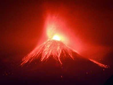 Gunung Lewotobi Laki-laki Semburkan Lava Pijar ke Berbagai Penjuru