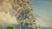 Gunung Semeru Luncurkan Awan Panas dan Getaran Banjir