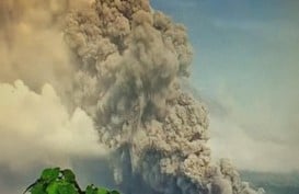 Gunung Semeru Luncurkan Awan Panas dan Getaran Banjir