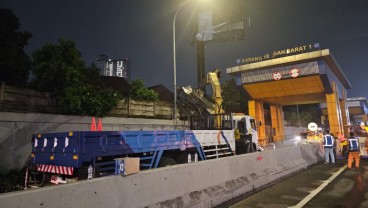 Jasa Marga Rampungkan Evakuasi Papan Billboard Roboh di Tol Karang Tengah