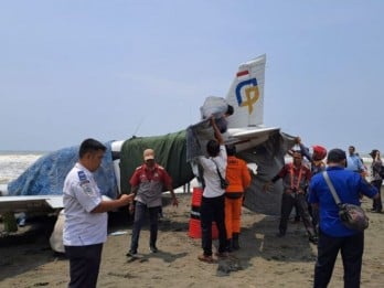 Pesawat Latih Mendarat Darurat di Pantai Cemara Sewu Cilacap