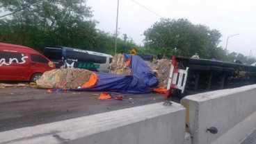 Ngeri! Detik-detik Truk Rem Blong hingga Picu Tabrakan Beruntun di Tol Cipularang