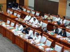 DPR Tunda Rapat dengan Menag soal Biaya Haji 2025, Ada Apa?