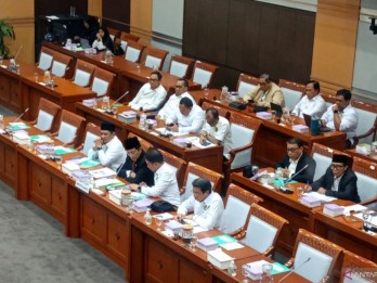 DPR Tunda Rapat dengan Menag soal Biaya Haji 2025, Ada Apa?