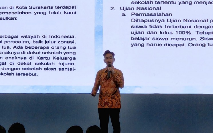 Wapres Gibran Rakabuming Raka memberi kata sambutan dalam Rapat Koordinasi Evaluasi Kebijakan Pendidikan Dasar dan Menengah di Hotel Sheraton Gandaria City Jakarta, Senin (11/11/2024). JIBI - Sholahuddin Alayyubi