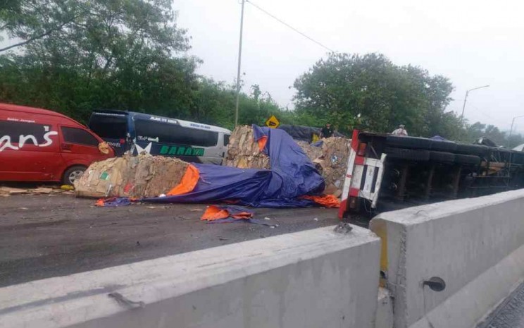 Kecelakaan beruntun terjadi di Jalan Tol Cipularang pada Senin (11/11/2024) - Istimewa