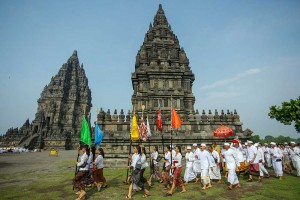 Ratusan Umat Hindu Mengikuti Upacara Abhiseka di Candi Prambanan