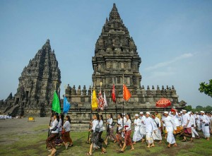 Ratusan Umat Hindu Mengikuti Upacara Abhiseka di Candi Prambanan