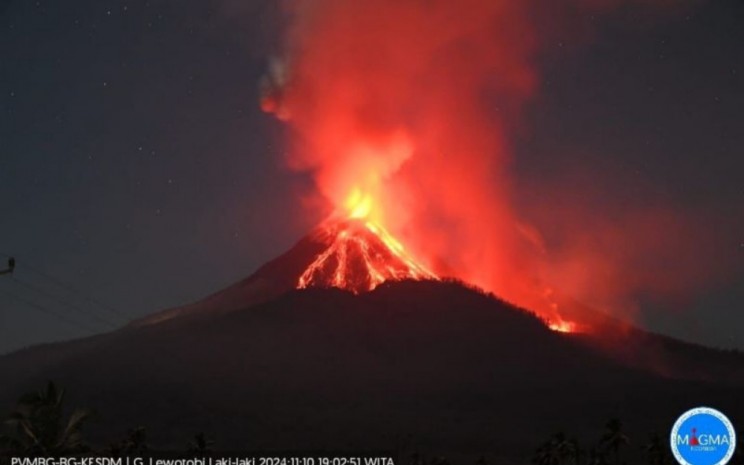 Kondisi dari erupsi Gunung Lewotobi Laki-Laki di Nusa Tenggara Timur per Senin (11/11/2024) pukul 19.02 WITA. (ANTARA - HO/Dokumentasi PVMBG)