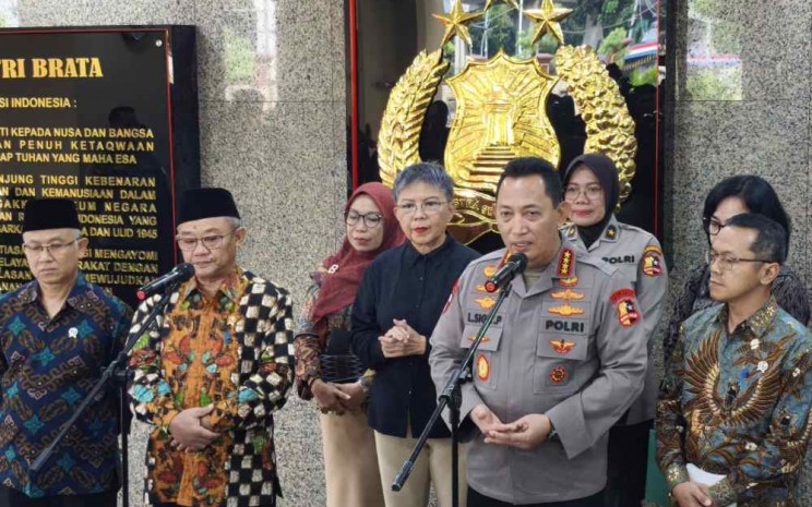 Kapolri Jenderal Listyo Sigit Prabowo menerima kunjungan Menteri Pendidikan Dasar dan Menengah (Mendikdasmen) Abdul Mu'ti di Mabes Polri, Jakarta Selatan, Selasa (12/11/2024) - Bisnis/Anshary Madya Sukma