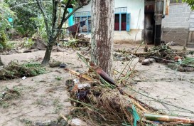 Banjir Bandang Melanda Sijunjung, Pemprov Sumbar Salurkan Bantuan Beras 2.830 Kg