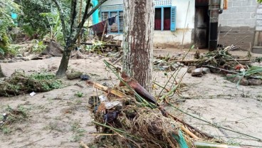 Banjir Bandang Melanda Sijunjung, Pemprov Sumbar Salurkan Bantuan Beras 2.830 Kg