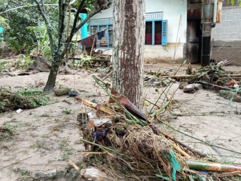 Banjir Bandang Melanda Sijunjung, Pemprov Sumbar Salurkan Bantuan Beras 2.830 Kg