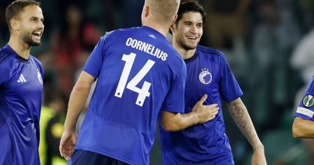 Pemain FC Copenhagen, Kevin Diks dan Andreas Cornelius/ REUTERS-Marcelo Del Pozo