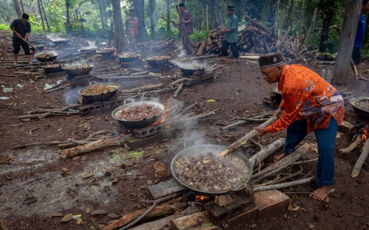 Warga bergotong royong memasak daging kambing untuk dibagikan kepada peziarah dalam tradisi Nyadran di kompleks Pemakaman Umum Sentono, Kelurahan Ngijo, Gunungpati, Semarang, Jawa Tengah, Kamis (2/2 - 2023). Tradisi turun temurun penyembelihan hingga 31 ekor kambing, memasak daging, berdoa bersama dan berziarah ke petilasan tokoh ulama setempat KH Asyari serta makam keluarga pada bulan Rajab penanggalan Hijriyah itu sebagai wujud rasa syukur warga atas limpahan rezeki yang diberikan Allah SWT sekaligus dalam