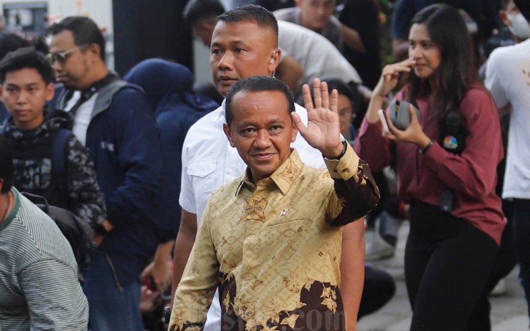 Ketua Umum Partai Golkar Bahlil Lahadalia melambaikan tangan saat tiba di kediaman Presiden Terpilih Prabowo Subianto, Kertanegara, Jakarta Selatan, Senin (14/10/2024). Bisnis - Eusebio Chrysnamurti