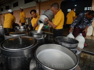 Kementerian Koperasi mendorong peternak sapi perah memiliki pabrik pengelolaan susu sendiri untuk meningkatkan volume produksi susu nasional