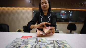 Rupiah Dibuka Melemah Dekati Level Rp16.000 per Dolar AS