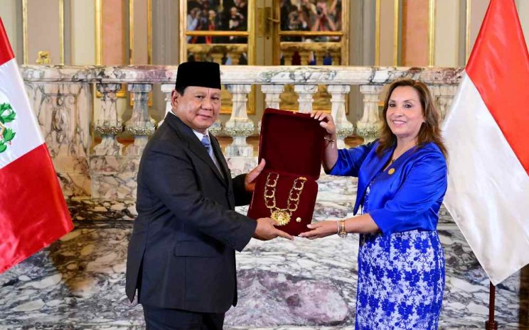 Presiden Republik Indonesia, Prabowo Subianto, dianugerahi tanda kehormatan tertinggi Grand Cross of the Order of the Sun of Peru oleh Pemerintah Peru. Penghargaan tersebut diberikan dalam upacara resmi di Istana Pemerintahan, Lima, pada Kamis, 14 November 2024 - Setpres