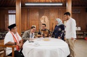 Momen Pramono-Si Doel Sarapan Lontong Sayur Bareng Anies Baswedan