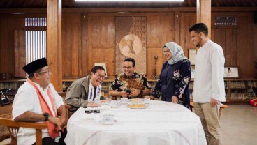 Momen Pramono-Si Doel Sarapan Lontong Sayur Bareng Anies Baswedan