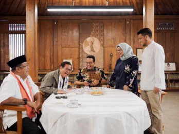 Momen Pramono-Si Doel Sarapan Lontong Sayur Bareng Anies Baswedan