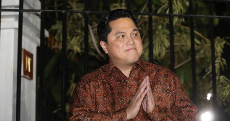 Menteri BUMN Erick Erick Thohir menyapa wartawan setibanya di kediaman Presiden Terpilih Prabowo Subianto, Kertanegara, Jakarta Selatan, Senin (14/10/2024). Bisnis/Eusebio Chrysnamurti