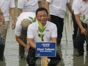 Telkom Indonesia kampanye Go Zero di Pantai Glagah Wangi, Demak, dengan menanam 18.000 mangrove di berbagai wilayah guna memulihkan ekosistem pesisir.