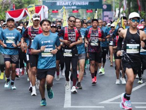 Pemerintah Kota Surabaya bersama Perhimpunan Rumah Sakit Seluruh Indonesia (PERSI) menggelar lomba lari untuk merayakan Hari Kesehatan Nasional sekaligus Hari Pahlawan