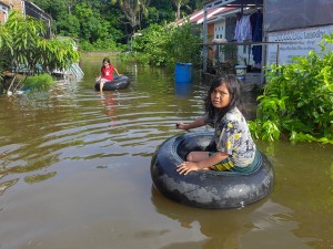 Kawasan perumahan batas kota Padang dan Padang Pariaman, Sumatera Barat terendam banjir.