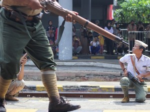 Sejumlah pemain menampilkan drama teatrikal berjudul Kereta Api Terakhir Surabaya di Stasiun Surabaya Gubeng, Surabaya, Jawa Timur