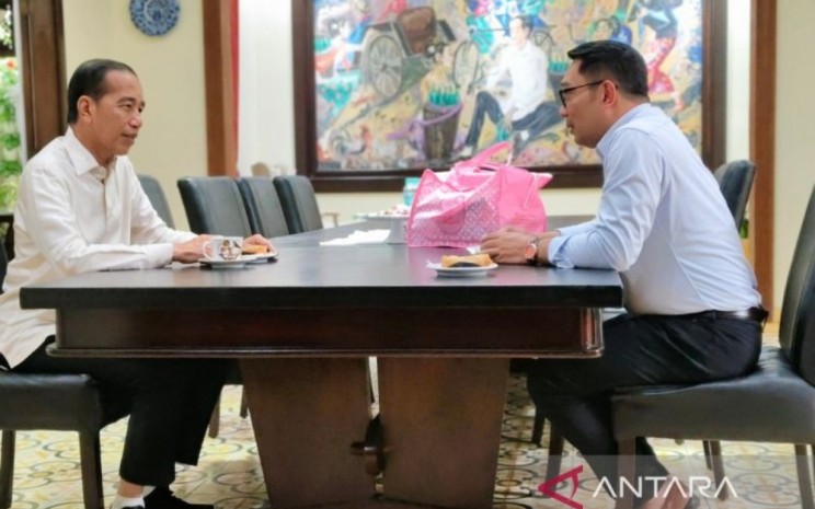 Calon Gubernur Jakarta Ridwan Kamil bertemu dengan Presiden ke-7 RI Joko Widodo di kediaman Jokowi di Solo, Jawa Tengah, Jumat (1/11/2024). ANTARA - Aris Wasita