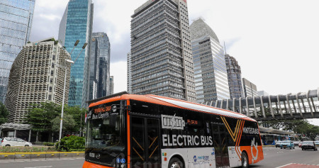 Bus listrik Transjakarta melintas di Jakarta. Bisnis/Eusebio Chrysnamurti