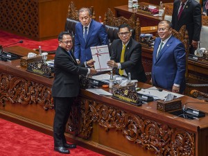 Menteri Dalam Negeri Tito Karnavian menyampaikan laporan dari pemerintah terkait RUU DKJ pada Rapat Paripurna Ke-8 Masa Persidangan I Tahun Sidang 2024-2025