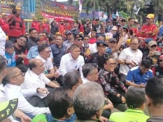 Di Hadapan Buruh, Menaker Pastikan Upah Minimum (UMP) 2025 Naik