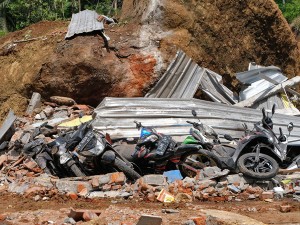 Longsor di Desa Plipiran Bruno, Purworejo, Jawa Tengah terjadi akibat hujan deras dan mengakibatkan empat warga meninggal