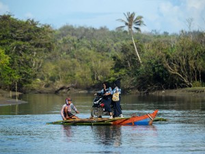 Desa Kutakarang merupakan salah satu desa terisolir yang hanya dapat ditempuh dengan menyeberangi kali Mantiung menggunakan perahu